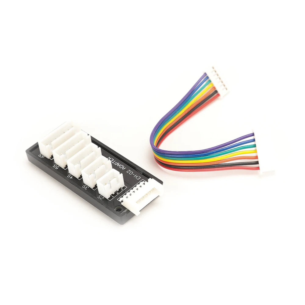 Vue rapprochée du connecteur XH2.54 mâle 6S de l'adaptateur de chargeur RC