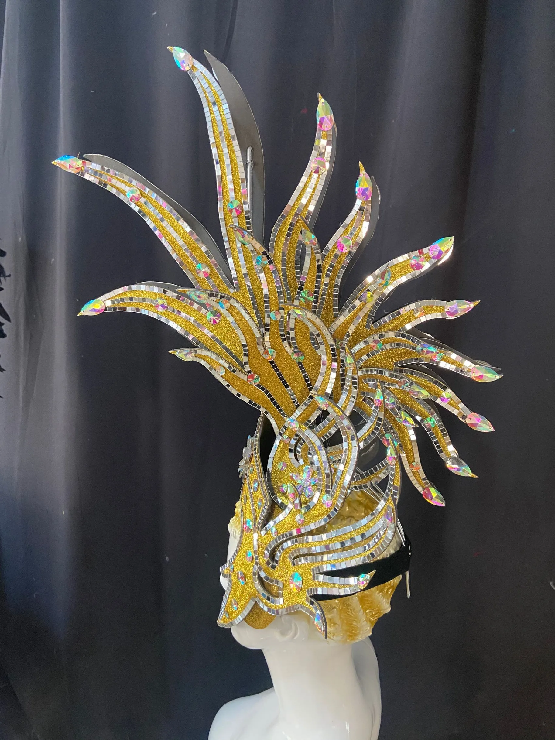 FASHIONABLE AND EXQUISITE HEADDRESS 