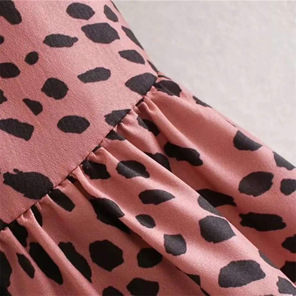 Женское короткое платье с круглым вырезом длинным рукавом и ламинированным