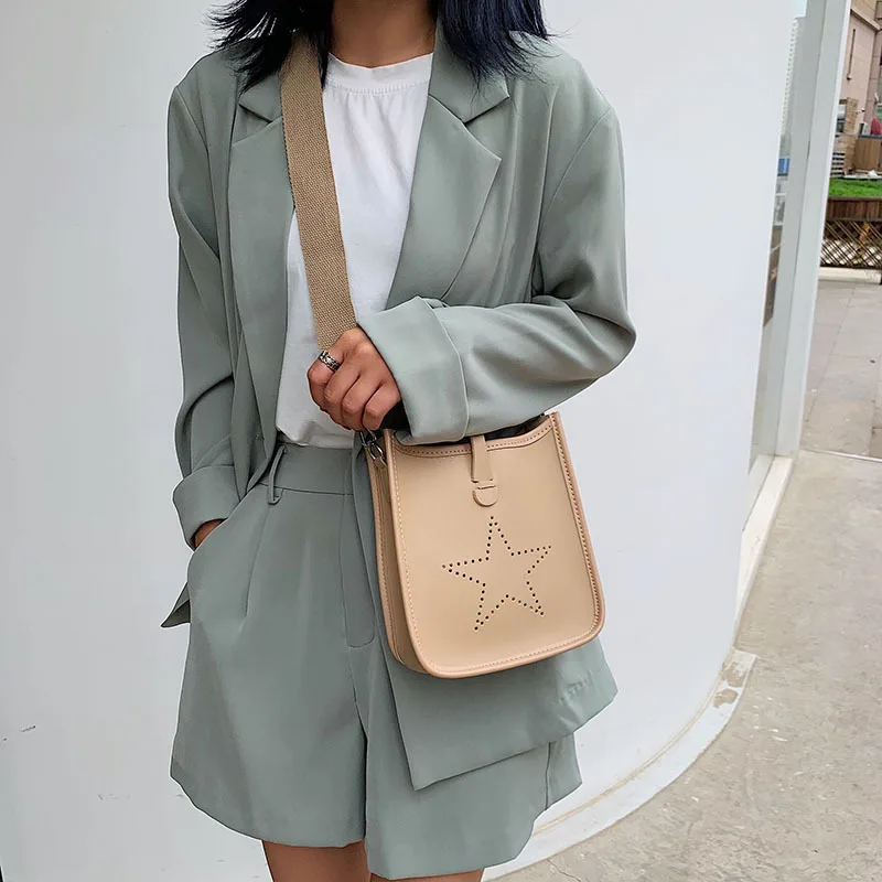 

In the summer of 2019 the new women's one-shoulder bag star hollowed out the small bag bucket and the square bag