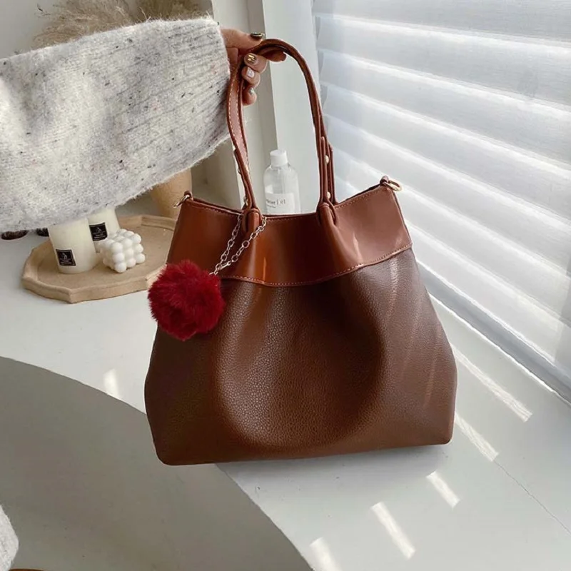 

Tote bag female bag qiu dong new style contrast color cloud bag large capacity pu soft leather bucket shopping big bag