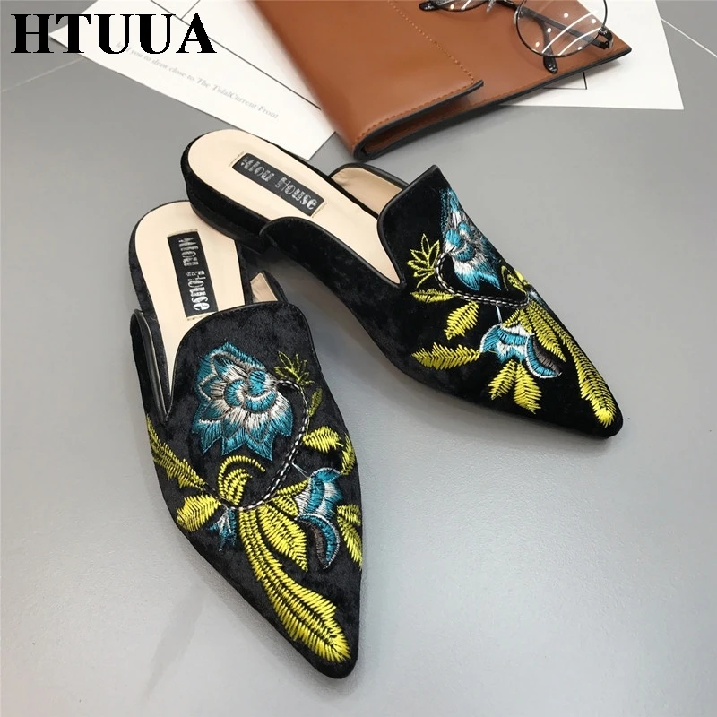 HTUUA золото бархатные Mules; Для женщин с вышитыми цветами тапочки острый носок обувь из флока на плоской подошве; шлепанцы без задника с открытыми пальцами Мокасины, лоуферы с цветочным принтом, с открытой пяткой для S2819