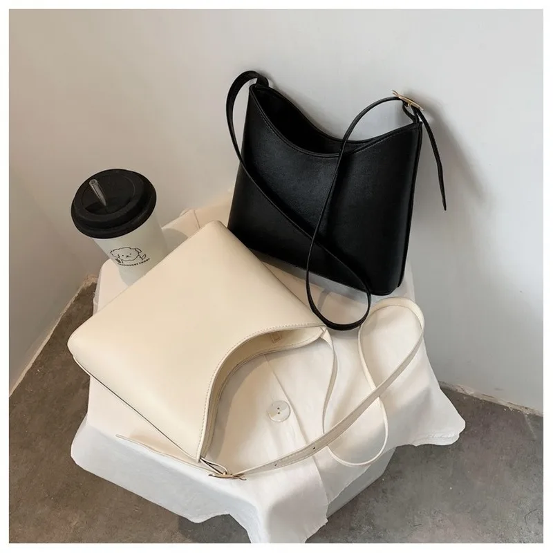 

2020 Hong Kong style retro forest simple bucket bag ins fashion high-capacity student broadband one-shoulder armpit bag female