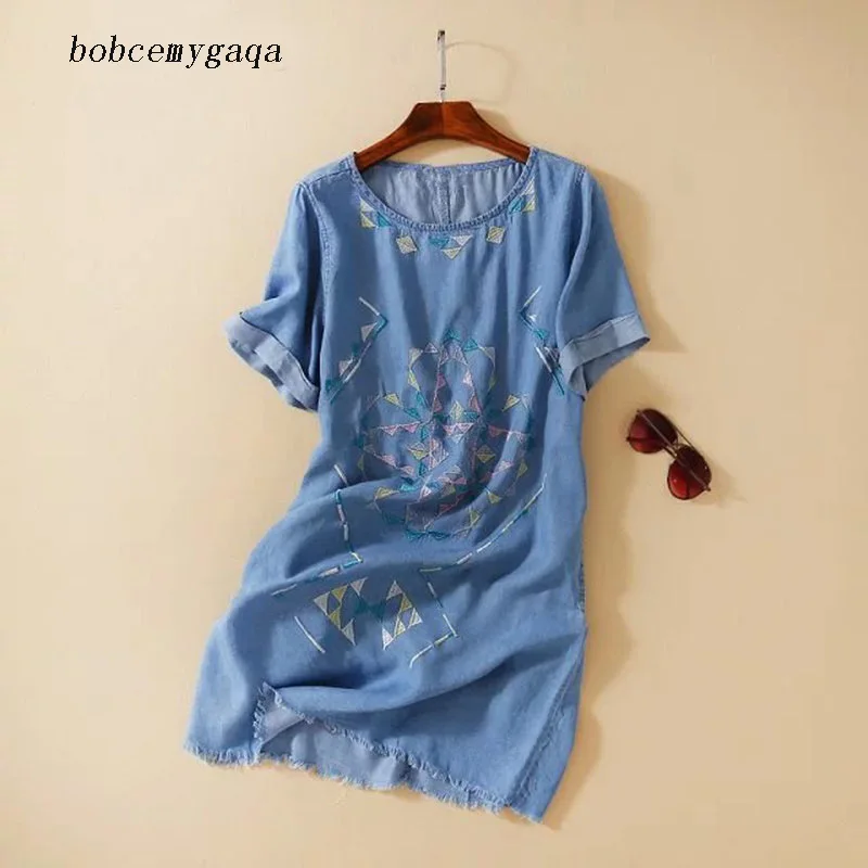 Женское джинсовое платье с бахромой голубое прямое круглым вырезом короткими