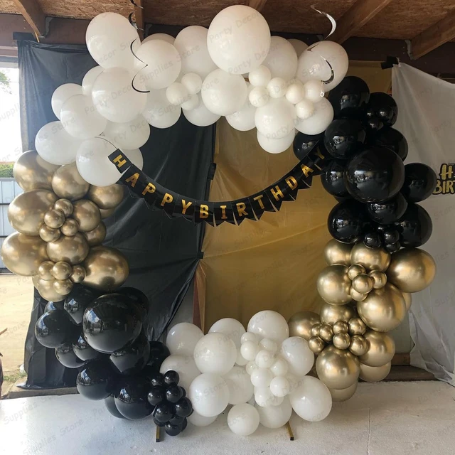 Décor D'anniversaire Noir Et Or Avec Coffrets Cadeaux Et Ballons Dans Une  Chambre Noire Generative Ai