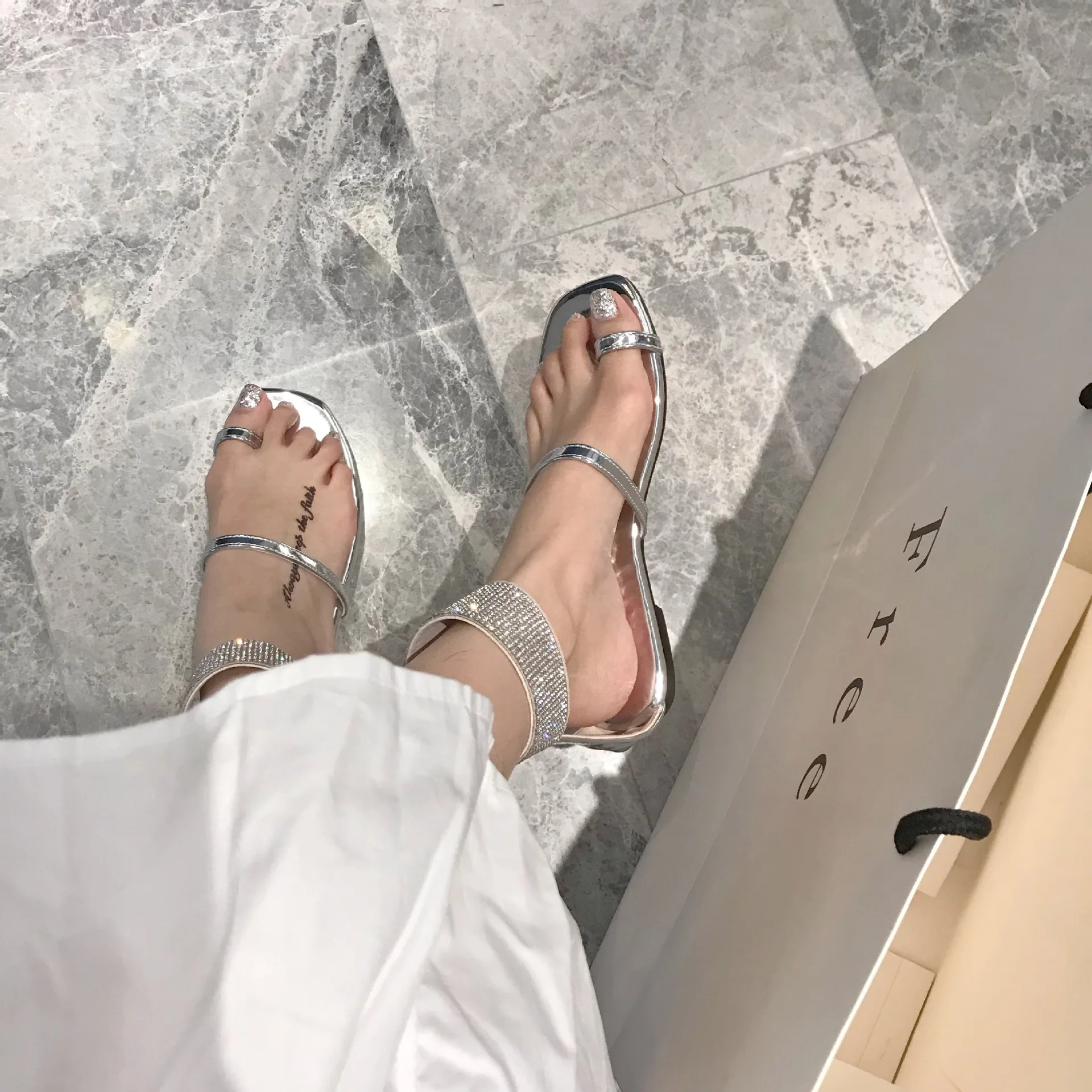 

2019 Summer New Products Man-made Diamond Toe Covering Sandals Velcro A- line Bar Flat Small Square Head Online Celebrity Sandal