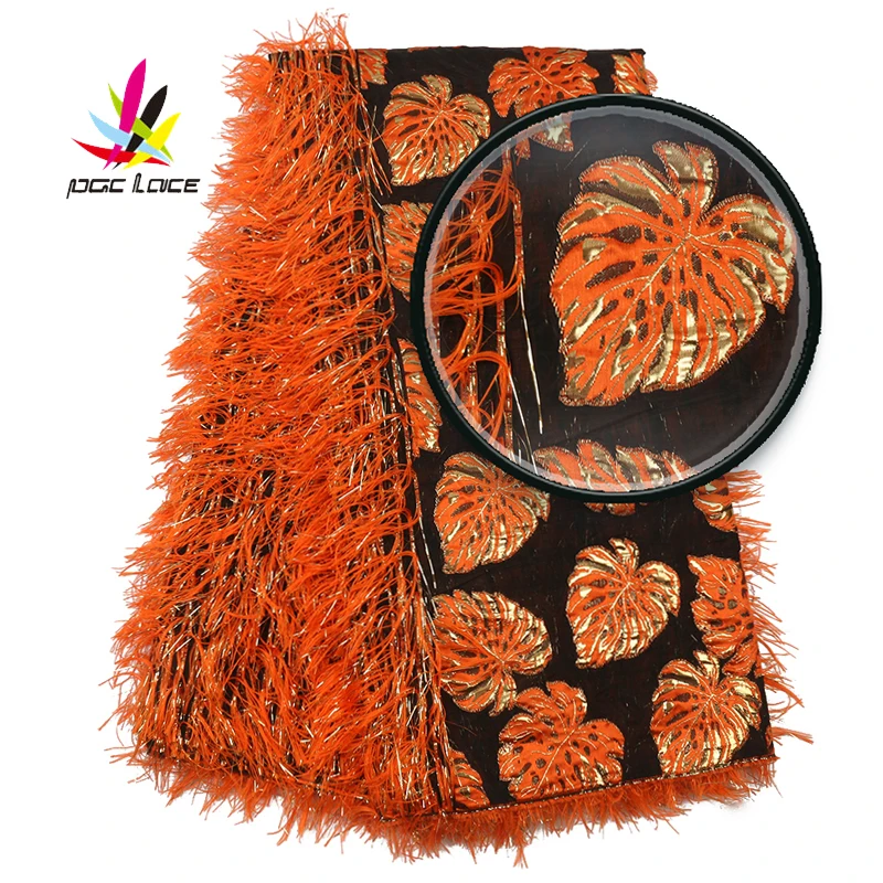 Кружевная ткань с перьями оранжевая вышитая блестками жаккардовая парчовая