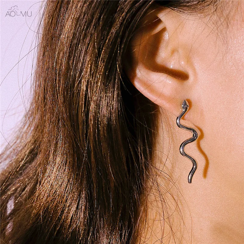

AOMU New Design Retro Simple Curved Punk Metal Gold Silver Serpent Geometry Stud Earrings for Women Birthday Gifts Party Jewelry