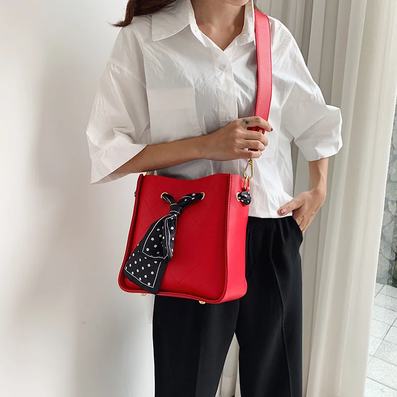 

Girls 2019 new summer fresh contrast color bucket mother bag wild wide shoulder strap Messenger bag female ins