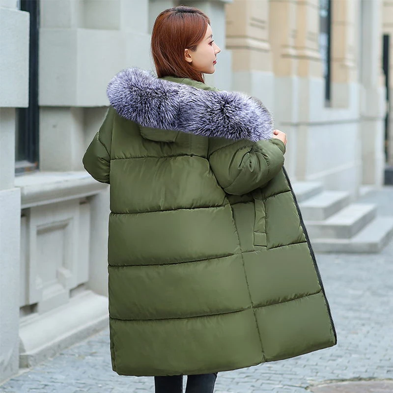 Женская куртка с меховым воротником теплая зимняя свободного кроя капюшоном