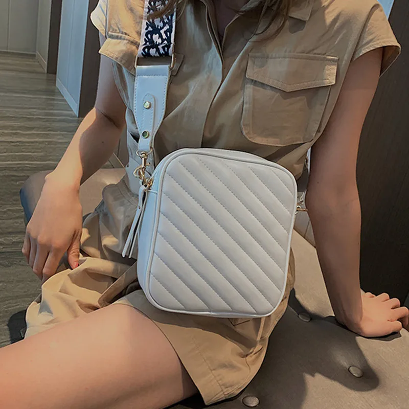 

2019 New Korean Version Of The Texture Of Fashion Embroidery Line Small Square Bag Wide Shoulder Strap Shoulder Bag