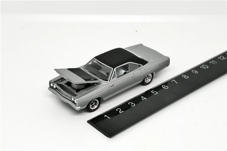 Зеленый свет 1: 64 Plymouth Road Runner HEMI 1968 полированный серебряный без коробки