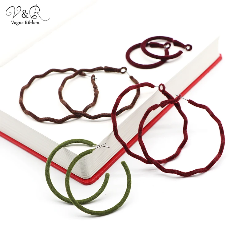 Новое поступление серьги-кольца с Флокированным материалом осенне-зимние