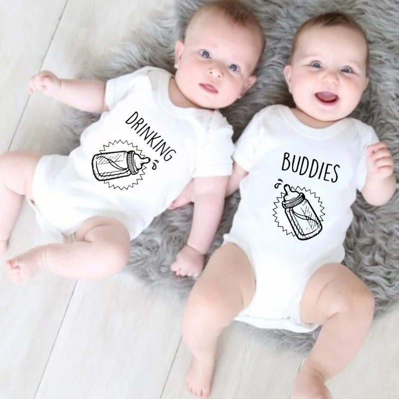 Новые летние Twin комбинезон для маленьких мальчиков и девочек, короткий рукав с буквенным принтом Собутыльники Одежда для новорожденных комбинезон черного цвета