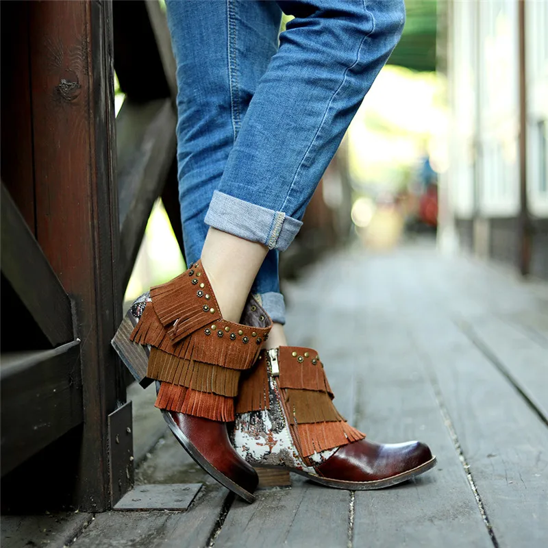 Обувь на платформе; женская обувь из натуральной кожи, окрашенная вручную; Новинка года; Зимние ботильоны на квадратном каблуке с круглым носком, на молнии, с бахромой
