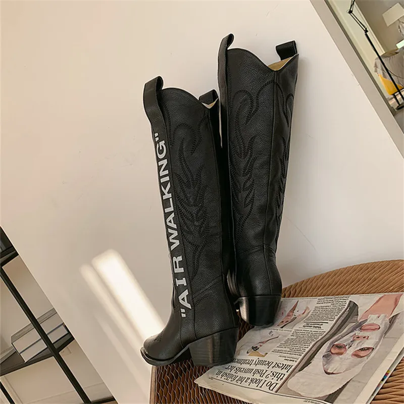 Женские ботинки до середины икры с вышивкой в виде букв; Bottes; вечерние ботинки с острым носком на квадратном каблуке средней высоты; Botas; Новинка года; женские ковбойские сапоги из натуральной кожи