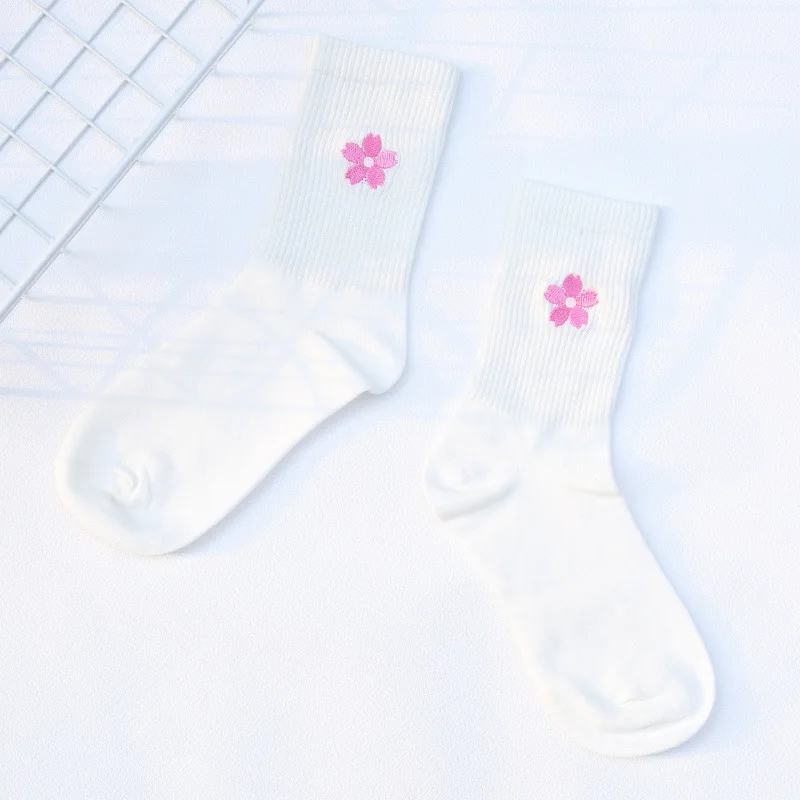 Модные креативные красивые элегантные женские носки с вышивкой вишневого цвета; сезон осень-зима; высокие полосатые трендовые милые носки ярких цветов