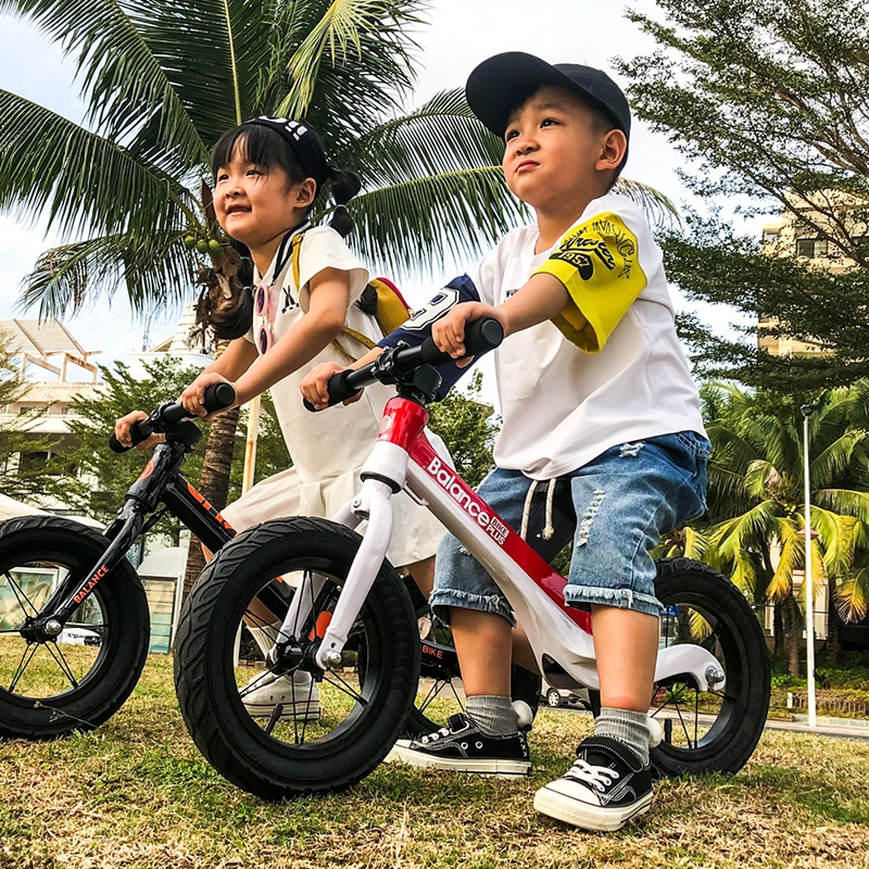 Младенческий Сияющий детский беговел, Сверхлегкий велосипед для езды на велосипеде, для детей 2-6 лет, велосипедные игрушки для детей, подарок для детей, детские игрушки