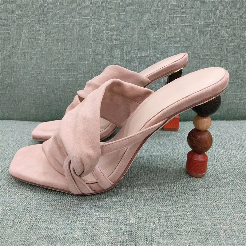 Уникальные асимметричные Туфли-сабо на высоком квадратном каблуке 10 см с открытым носком; Модные женские замшевые шлепанцы с открытым носком
