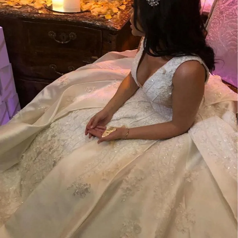 

Dubai Bridal Dress With Petticoat vestido de noiva robe de mairee Arabian Long Wedding Dresses Beads V Neck suknie slubne