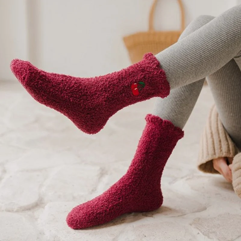 Женские коралловые бархатные носки Harajuku с вышивкой фруктов; зимние плотные однотонные домашние носки-тапочки для отдыха; удобные носки, сохраняющие тепло