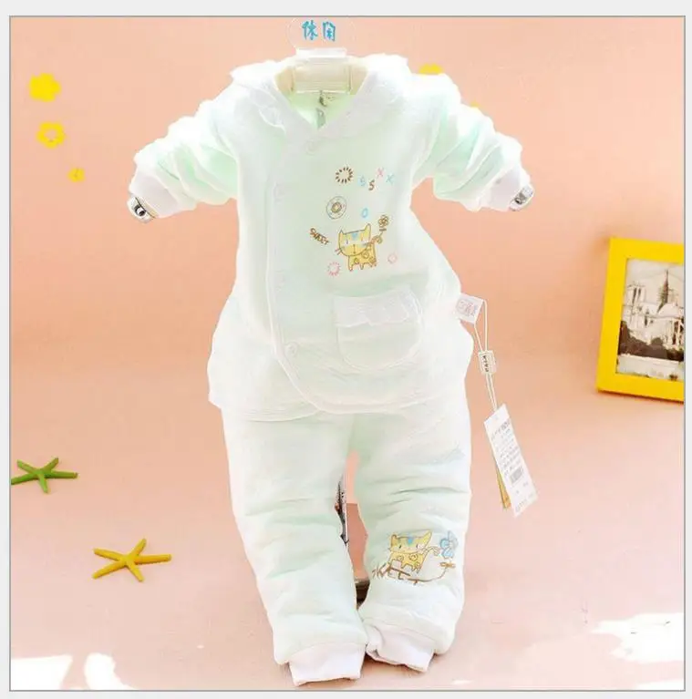 

The newborn's thermal underwear set, with a cartoon top.1