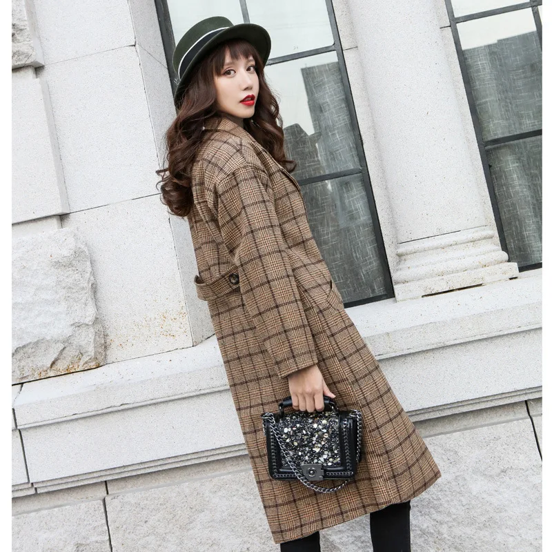 

2019 autumn and winter new Korean version of the loose large size female long section plaid wool plus velvet thick coat tide