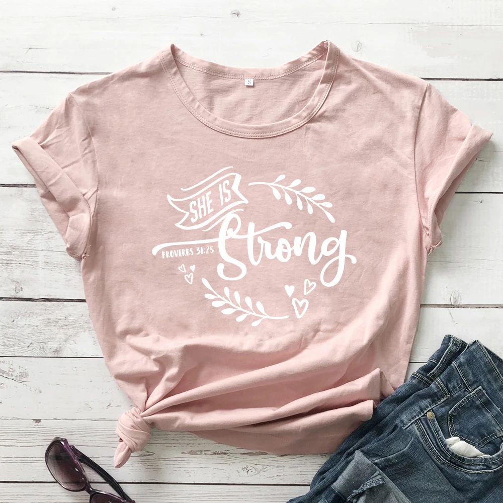 peach-white text She Is Strong пословицы 31: 25 футболки женские Необычные графические вдохновляющие Христианские Футболки женские модные церковные Библейские стихи футболки - Цвет: peach-white text