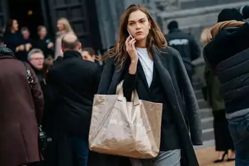 

Comme des off Garcons white Sichuan Jiuchao Baoling CDG kraft paper shopping bag handbag