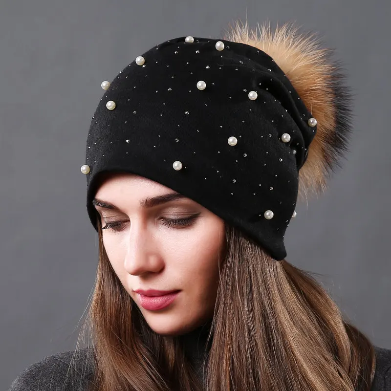 black Женские вязаные шапки, украшенные жемчугом, шапочки skullies для девочек, помпоны из натурального меха енота, зимняя теплая шапка с двойной подкладкой - Цвет: black