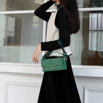 

In early spring of 2020, the new niche design crocodile pattern leather suitcase bag shoulder messenger portable small box