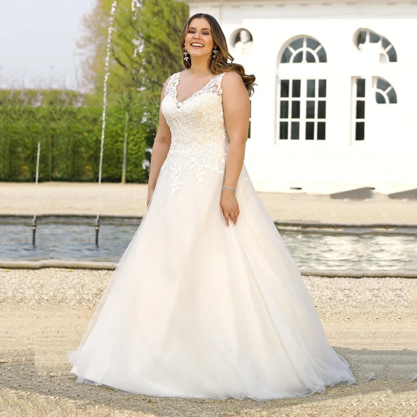 

Sexy V Neck Plus Size Wedding Dress For Women Sleeveless Button Back Bride Dress For Big Size Women vestido de noiva 2019