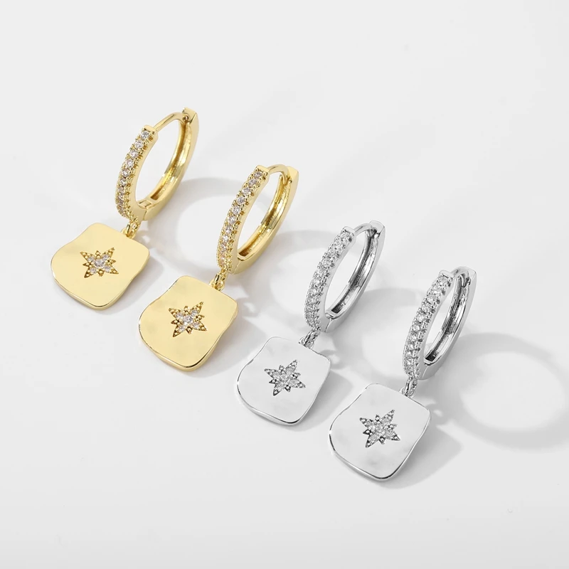 Модные блестящие серьги кольца с фианитами в виде звезд золотого и серебряного