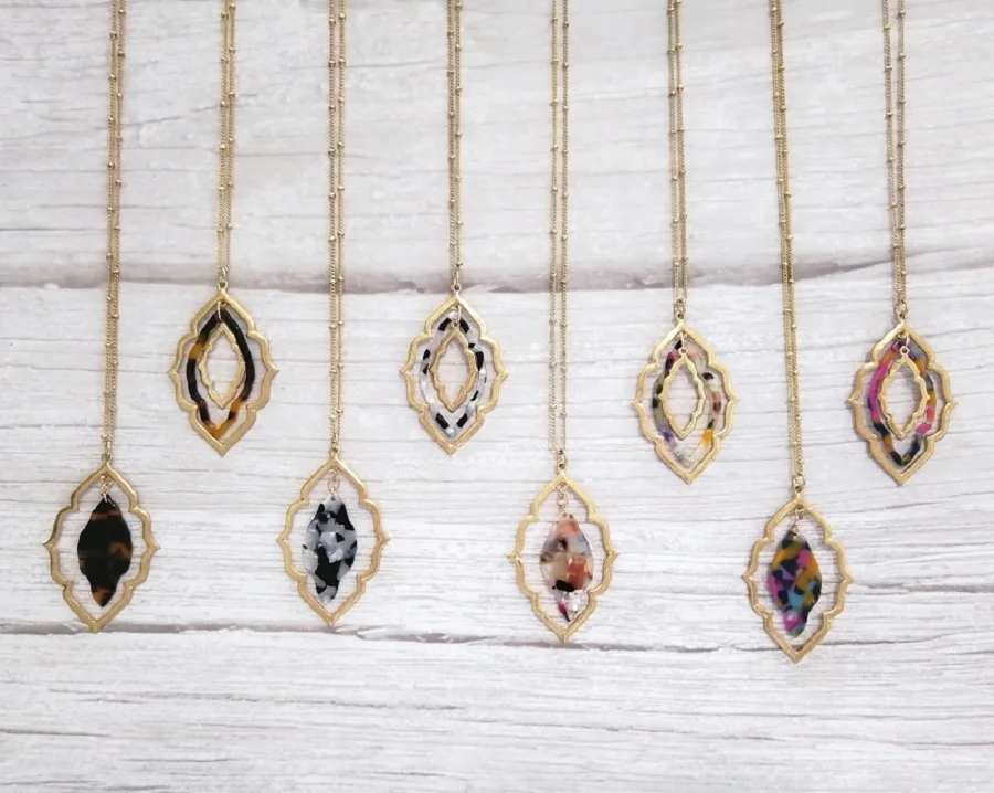 

Trendy Fashion Quatrefoil Hollow Alloy Pendant Necklace Inlay Rhombus Acrylic Acetate Necklace for Woman Chic Jewelry