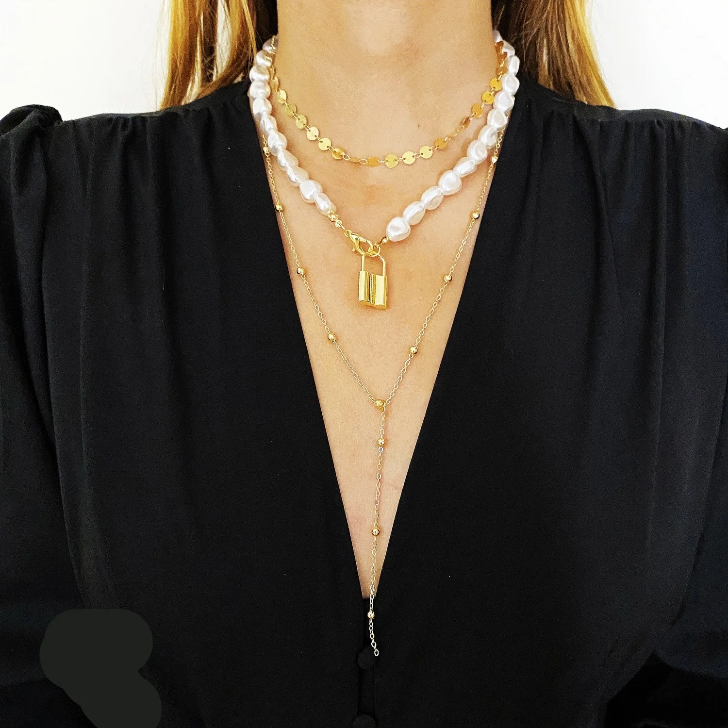 Collier de perles rétro baroque à trois couches pour femmes, nouveaux accessoires européens et américains, simples et polyvalents, vente en gros