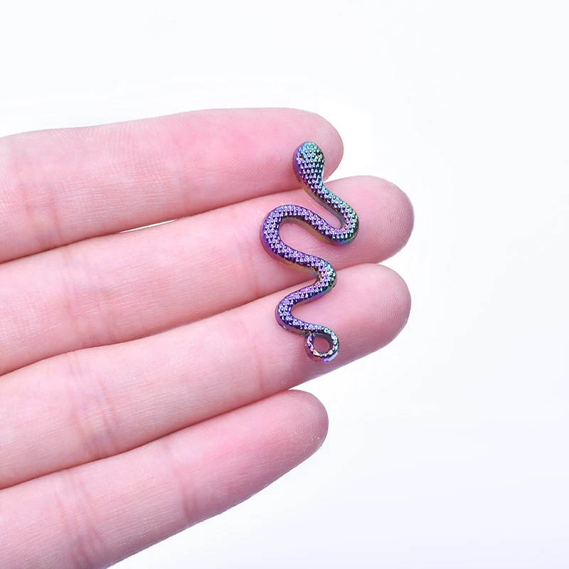 Ciondoli a forma di serpente in argento e bronzo, stile