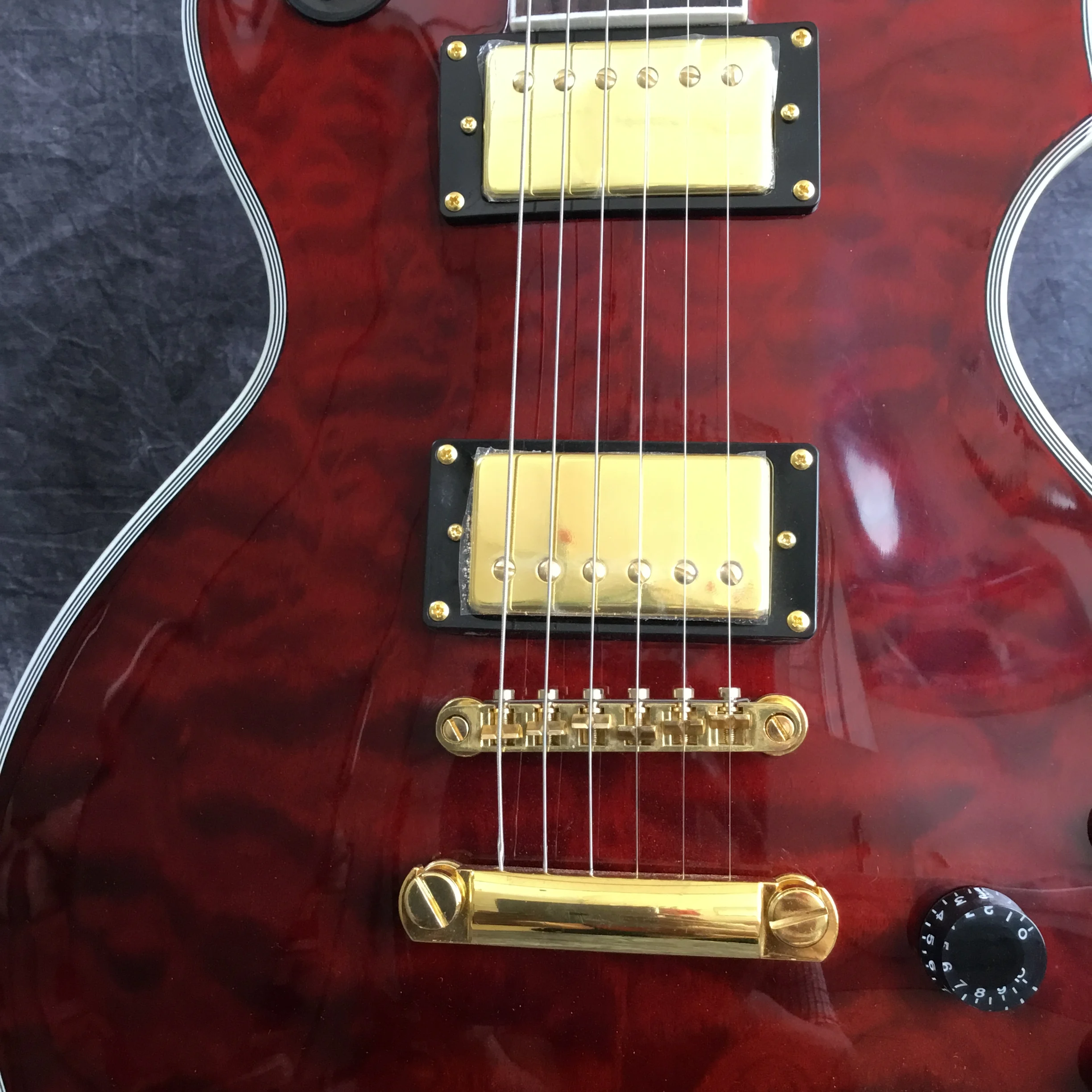 New electric guitar, mahogany fingerboard guitar, red flame 6-string guitar. Real photos, gold hardware, free shipping