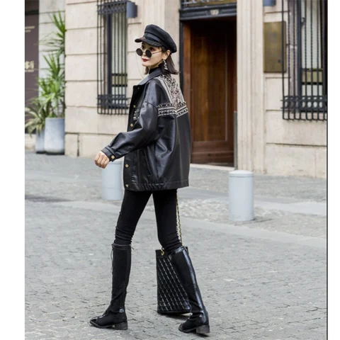 jaqueta de couro com franjas