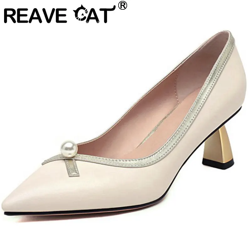 

Женские туфли-лодочки с острым носком REAVE CAT, новые классические элегантные туфли на необычном каблуке 2021 см с бантиком и жемчугом, повседневные туфли больших размеров 48, A3833, 5,5
