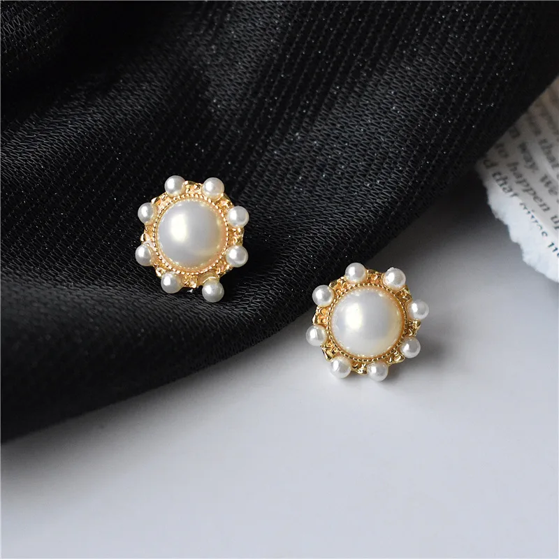 

Vintage Baroque Geometric Gold Alloy Pearl Earrings Popular Jewelry Stud Earrings for women
