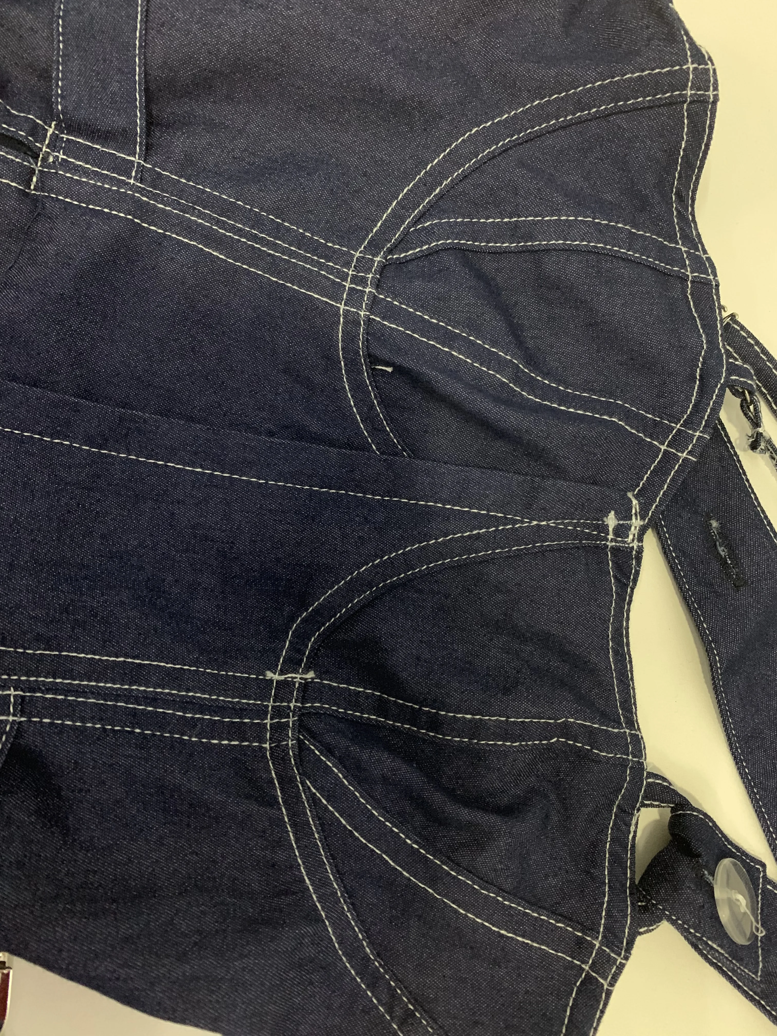 Женское джинсовое платье длинное плиссированное средней длины с лямкой на шее