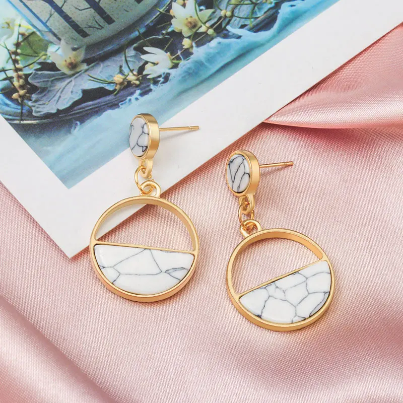 Gold Новые корейские круглые Асимметричные акриловые серьги для женщин Модные Винтажные геометрические золотые Висячие висячие серьги необычное ювелирное изделие - Окраска металла: Gold