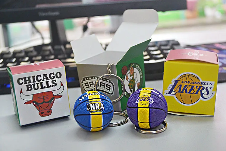 В настоящее время доступны NBA(игра в мяч) Принадлежности для фанатов подарок сувениры воины ракета Lakers брелок баскетбол кулон оптом на