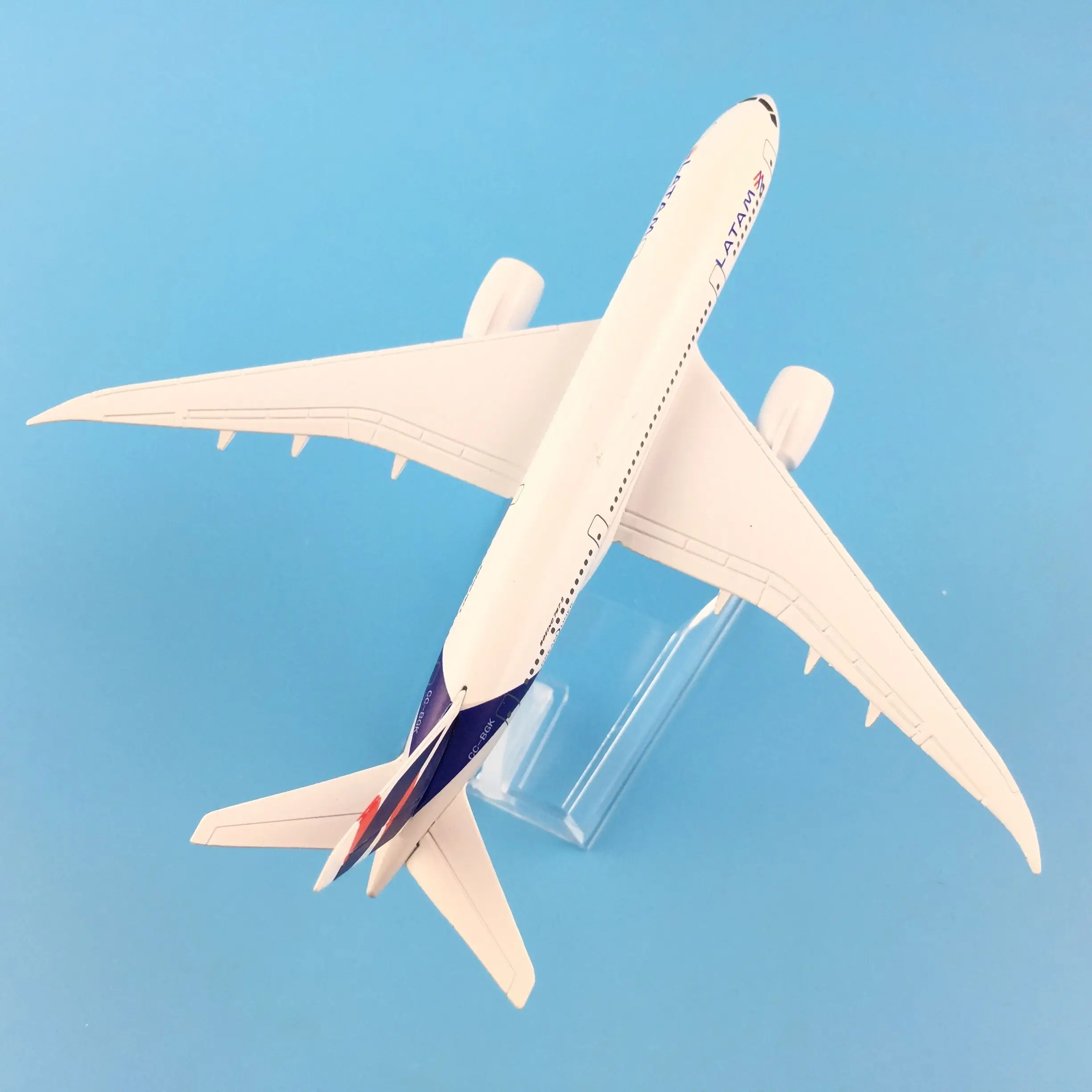 16CM LATAM Airlines metal Diecast aircraft model ,Airbus airplane model Kids Toys plane children New Year/Birthday/Collections 3