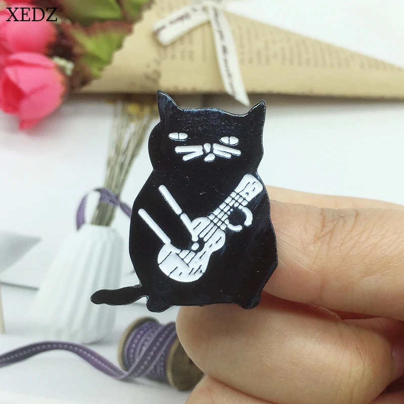 Брошь XEDZ с изображением черной кошки джентльмена играющего на гитаре модная