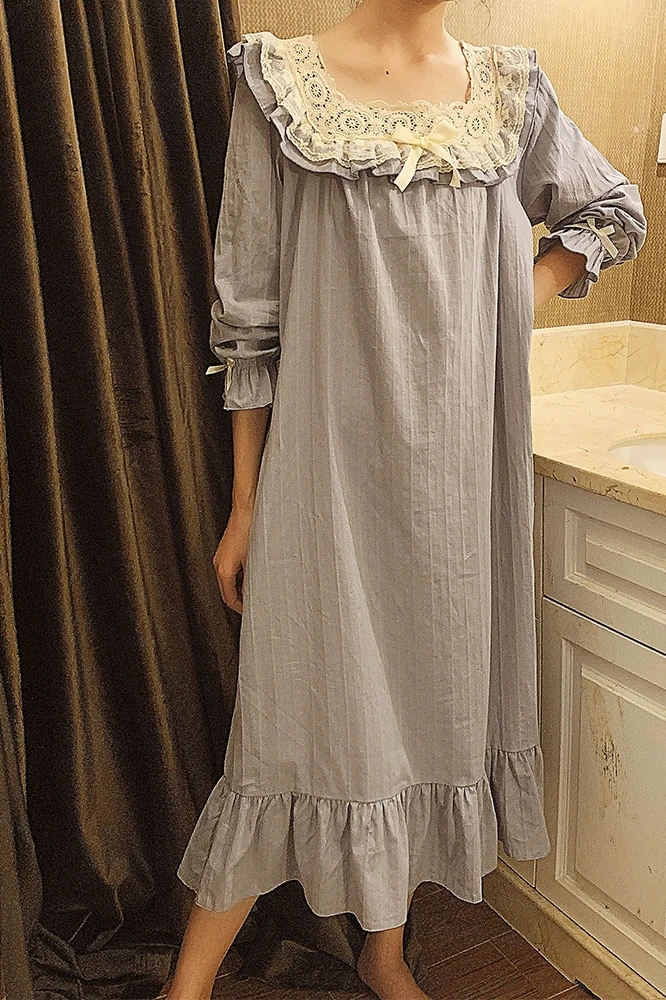 Vintage white cotton nightgown romantic cottagecore nightdress with lace detail Kleding Dameskleding Pyjamas & Badjassen Nachthemden en tops 1960’s Italian embroidered nightshirt 
