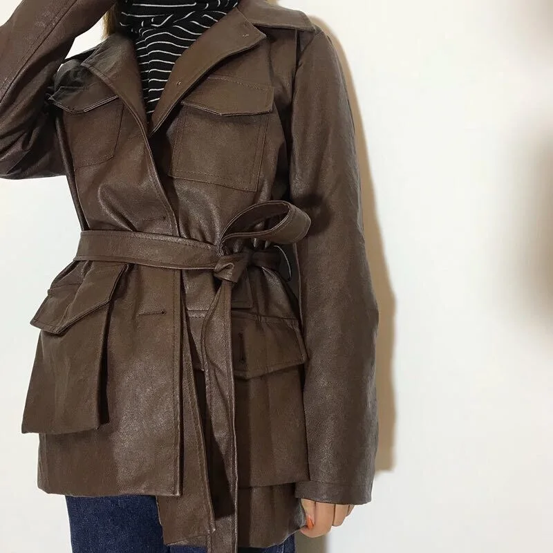 Женская куртка из искусственной кожи с поясом