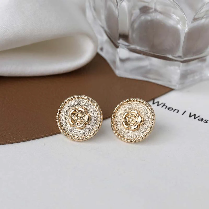 French Trendy Matt Gold Color Small Flower Round Clip Earrings Exquisite Camellia Flower Ear Clips Earrings Without Pierced Lady