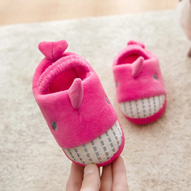 Hot Pink Детские тапочки для маленькой девочки зимняя домашняя обувь Симпатичные Нескользящие шлёпанцы с изображением персонажей мультфильмов, для маленьких мальчиков и девочек, обувь для младенцев с мягкая подошва - Цвет: Hot Pink