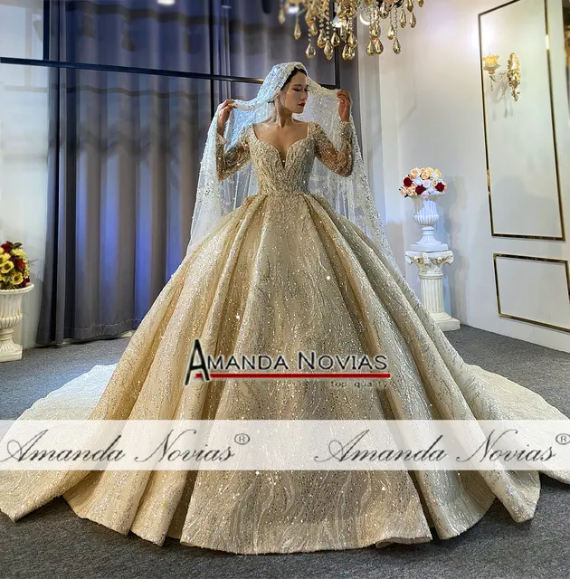 大量の生地と大量のビーズ装飾が美しい、ボリューミーで豪華絢爛な